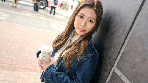 SIRO-5320 【隱藏巨乳快樂！ ！ 】為什麼要隱藏你的G罩杯！一個長得像偶像、長得像你手指的漂亮女孩來找我了！ 「最近，我開始喜歡性愛了……你有沒有遇過又硬又大的雞雞？」是嗎？ （笑）然後我就一直在想一些下流的事情（teru）。 」她開始有了性意識，儘管她說她很緊張，但她是一個積極為我服務的服務型淫蕩女孩。當她被她叔叔的大雞巴插入時，她一遍又一遍地射精的景象令人無法抗拒！最棒的是，她繼續以女牛仔的姿勢一遍又一遍地，炫耀她搖曳的乳房和搖動她的臀部！【第一又一槍！