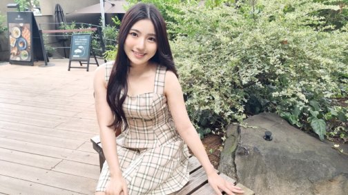 SIRO-5431 出現了一位也在電視台工作的髮型和化妝助理。透明的白色皮膚與閃亮的黑髮形成鮮明對比。白與黑、正與反、正面與反面。我平常在光鮮亮麗的前台和美女們一起工作，但今天我在幕後露出我剃光的陰戶，對著老男人的雞巴大聲尖叫！他高亢的呻吟聲在飯店裡迴響！ 【初拍】AV線上申請→AV試拍2324